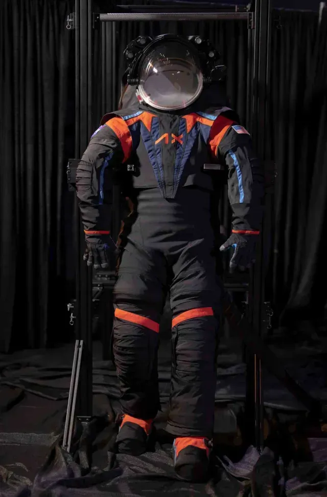 NASA revela el traje espacial que usarán en la misión Artemis III