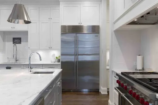 Refrigerador en una cocina