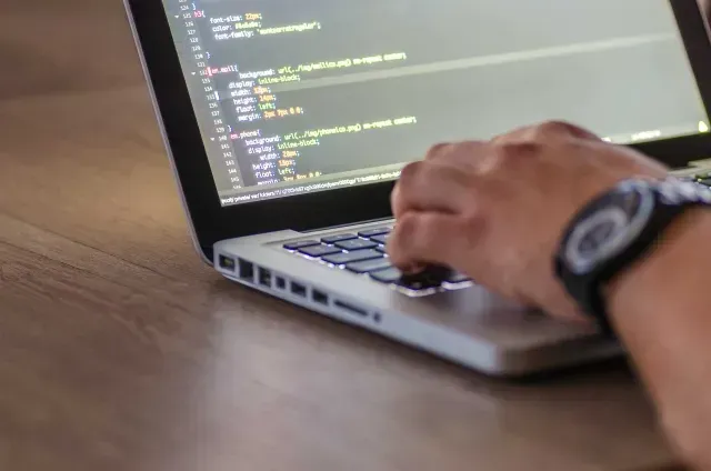 Programador trabaja en su computadora