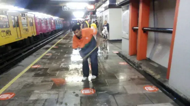 Un trabajador batalla con las filtraciones de agua. Foto: Metro CDMX
