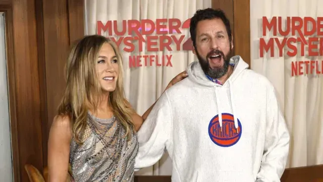 Jennifer Aniston y Adam Sandler en el estreno de Murder Mistery 2