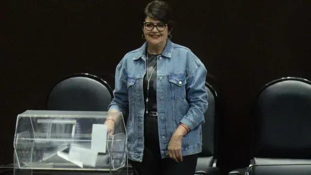 Secretaria escrutadora encargada de sacar la boleta con el nombre del nuevo consejero del INE. Foto: Cuartoscuro