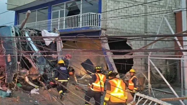 Cableado dañado por el accidente. Foto: Twitter @pcmqro