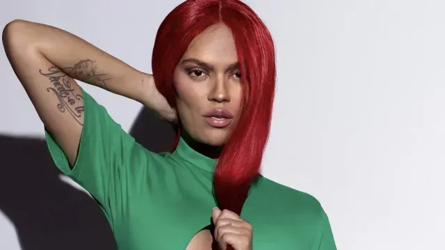 karol g denunció que la fotografía que publicó la revista está editada