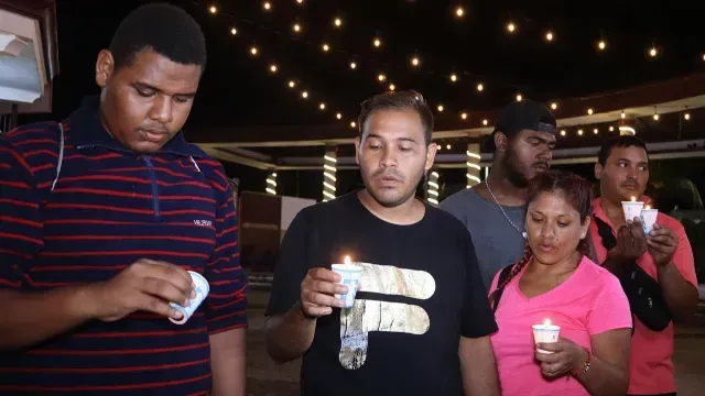 Integrantes de viacrucis migrante cumple vigilia en frontera sur de México. Foto: EFE