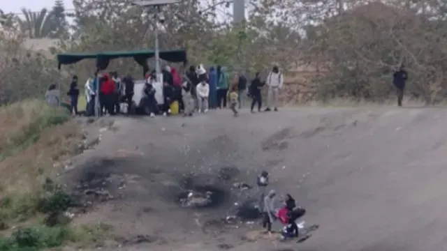 Migrantes Acampan Junto al Muro Fronterizo en Tijuana