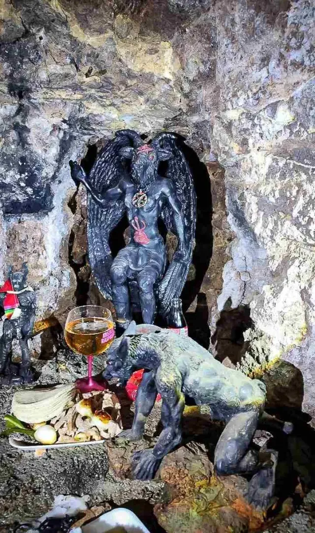 Altar con figuras demoniacas, comida y bebidas