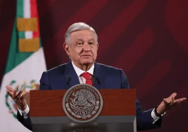 AMLO en su clásica conferencia mañanera hablando con la prensa
