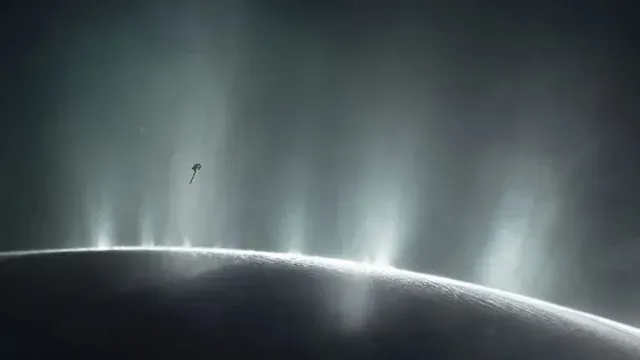 Fotografía de los géiseres de Encélado tomada por la sonda Cassini en 2005