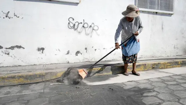 Habitante barre la ceniza ante las continuas exhalaciones del volcán Popocatépetl, 17 de mayo. Foto: EFE | Archivo