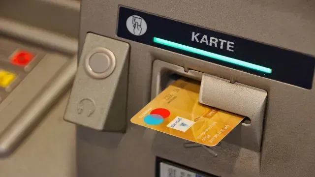 El pago mínimo de la tarjeta de crédito no es la tarifa mensual que se debe cubrir.