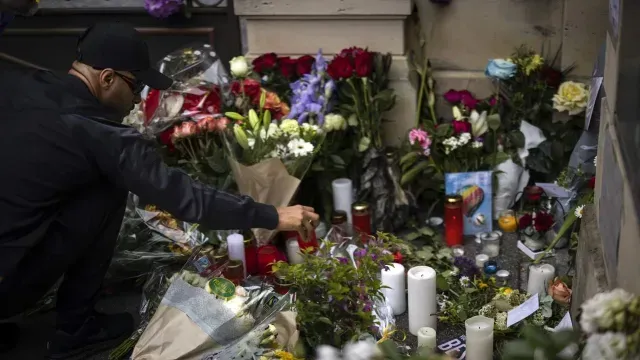 Un hombre deposita una veladora encendida en la puerta de la mansión de Tina Turner. Foto: EFE