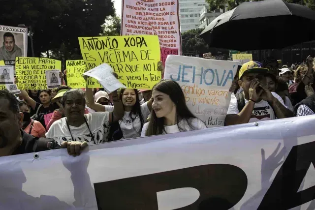 Daniel Parra durante una manifestación a favor de su padre