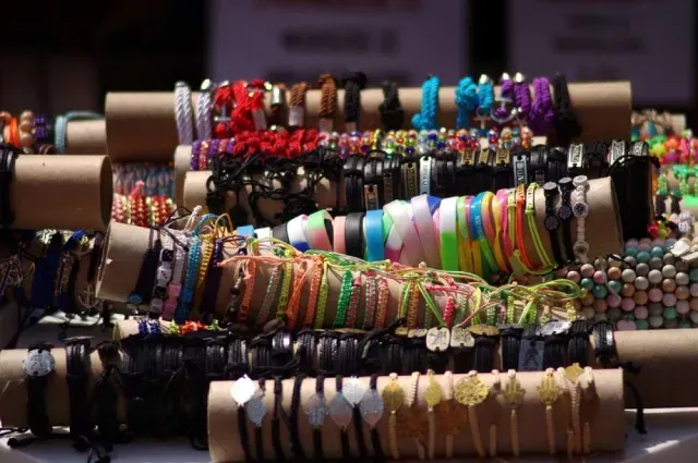 Diferentes tipos de pulseras en un exhibidor