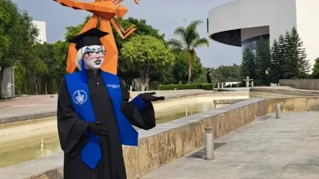Joven egresada de Derecho de la BUAP asiste a su ceremonia maquillada como Drag queen. Foto: N+