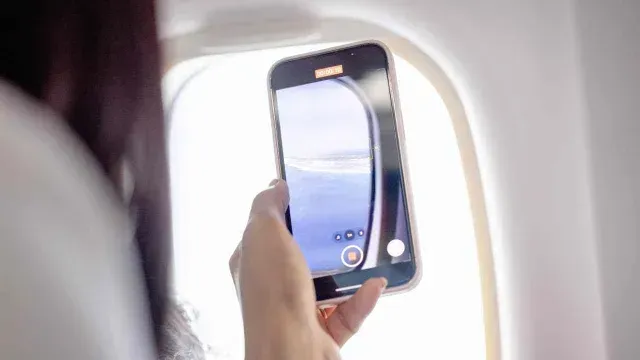 Pasajero toma foto desde el interior de un avión