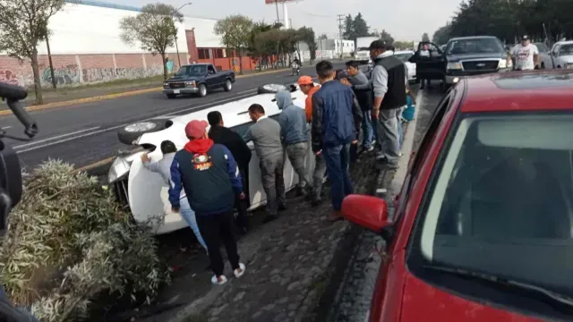 Testigos del accidente trataron de voltear la unidad siniestrada. Alberto Dzib | N+