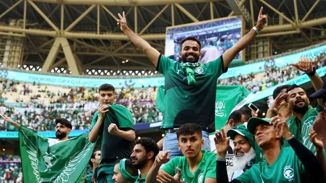 Aficionados árabes celebrando la victoria ante Argentina. Foto: Reuters