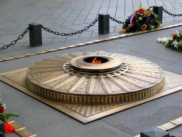 La Llama Eterna en el Monumento al Soldado Caído, en el Arco del Triunfo de París