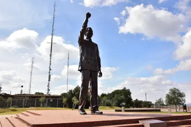 Estatua de Nelson Mandela ubicada en Sudáfrica