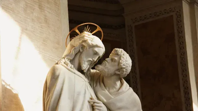 Estatua del beso de Judas Iscariote a Jesús