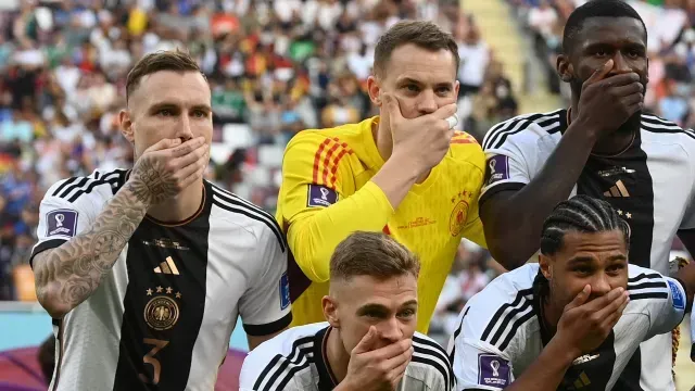 Los jugadores de Alemania se cubren la boca mientras posan para una foto grupal del equipo. Foto: Reuters