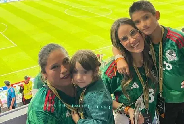 Sandra De La Vega, esposa de Andrés Guardado, en compañía de sus hijos y niñera