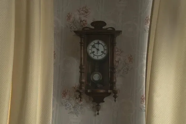 Reloj de péndulo colgado de una pared