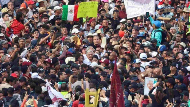 AMLO camina ente miles de personas en marcha en CDMX
