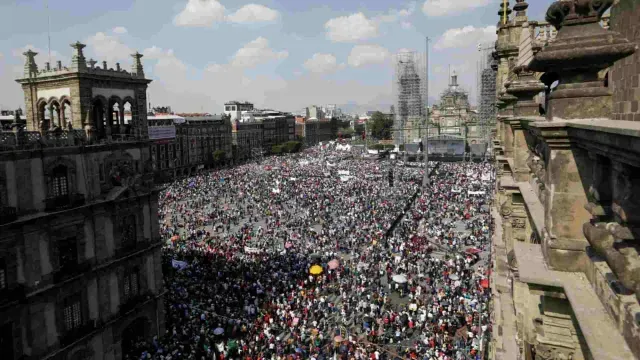 Seguidores de AMLO llegan al Zócalo para escuchar su mensaje