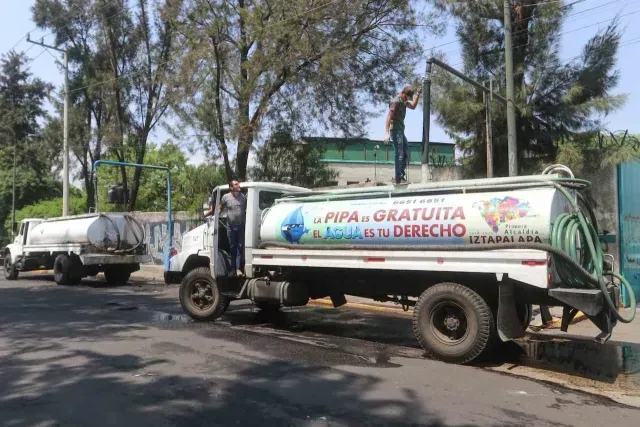 Pipas de agua se reabastecen en pozo de la Ciudad de México