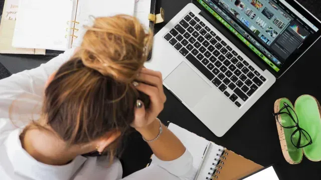 Estrés y preocupación al estar buscando ofertas laborales. Pexels | Ilustrativa