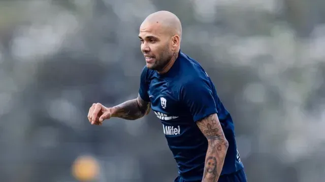 Dani Alves durante un entrenamiento con Pumas