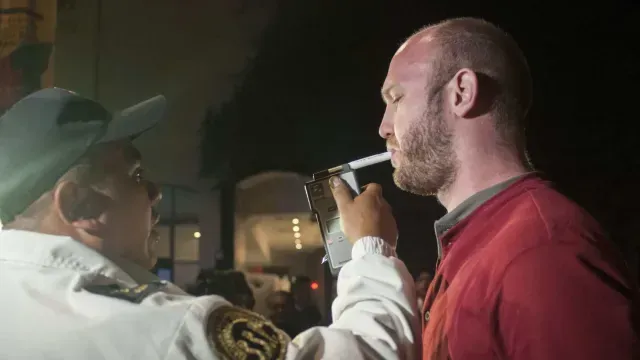 Un conductor es sometido a la prueba del alcoholímetro.