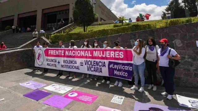 Mujeres protestan contra la violencia vicaria.