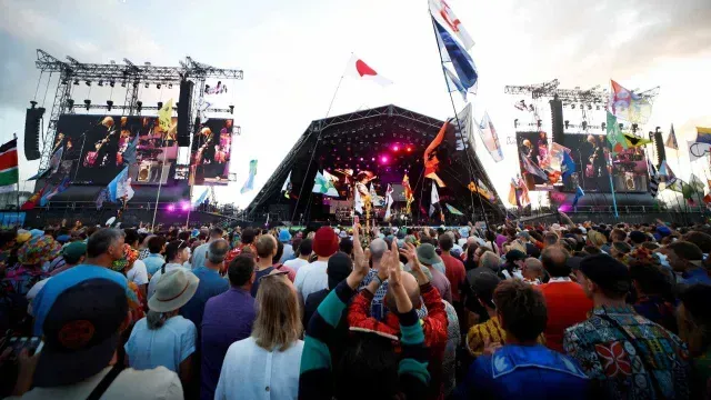 Los fervientes seguidores del Elton John corearon sus canciones en el grna festivalde música, Glastonbury. Foto: Reuters