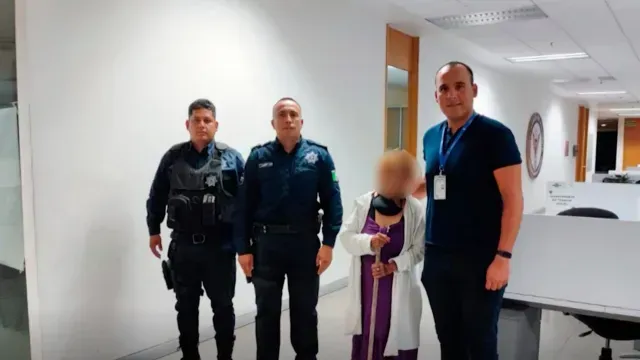 La mujer caminaba desorientada. Foto: Policía Zapopan