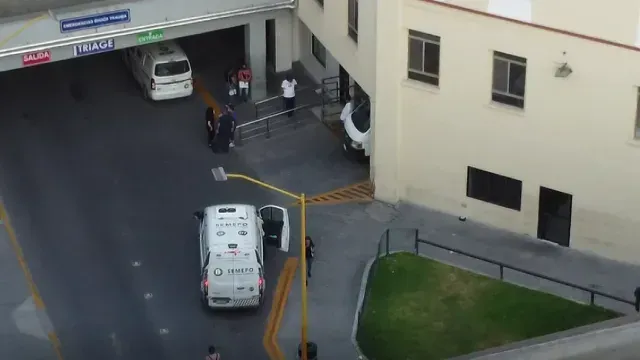 Imagen aérea del Semefo recibiendo cuerpos