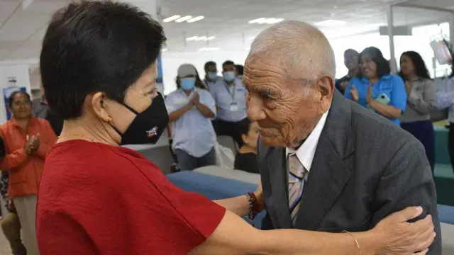 Recibió su título de manos de la rectora Lilia Cedillo Ramírez. Foto: Facebook @ BUAPoficial