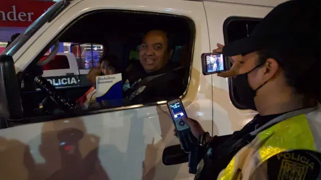Un conductor en un punto de revisión del alcoholímetro