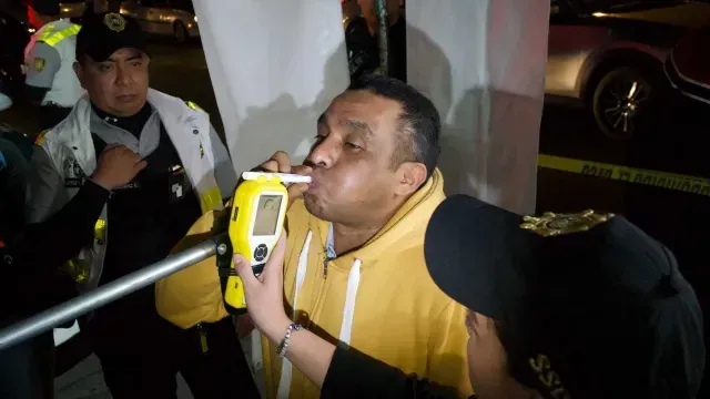 Elementos de la SSC realizan prueba del alcoholímetro