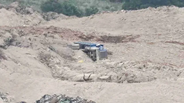 Camión Sepultado en Derrumbe