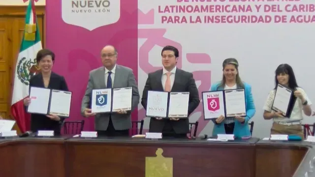 autoridades durante firma de convenio que garantiza el agua en todo nuevo leon