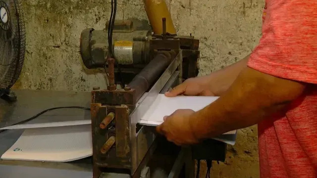 don pedro imprimiendo libretas escolares desde su negocio