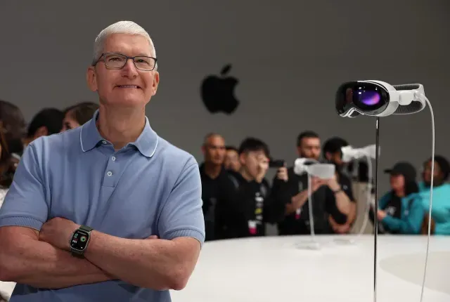 Tim Cook, CEO de Apple, junto a los Apple Vision Pro