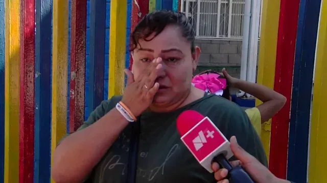 mama recibe apoyo para gastos de graduacion de su hijo