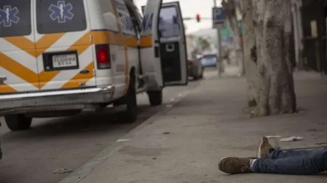 Un hombre permanece en la banqueta mientras es atendido por sobredosis en la zona centro de Tijuana. Foto: Cuartoscuro