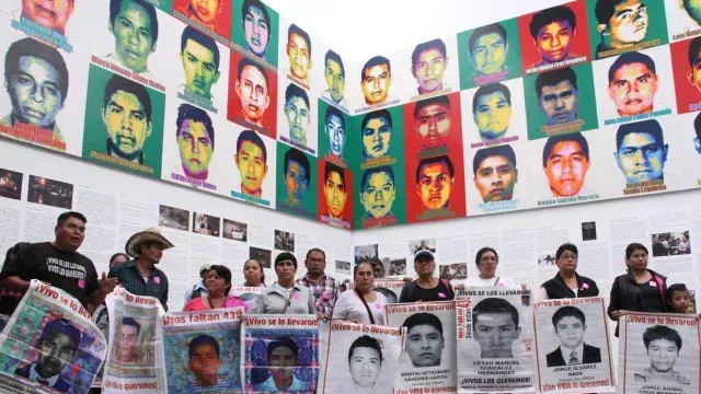 Familiares de los 43