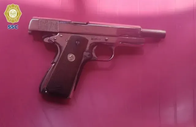 Oficiales de la SSC revisaron al conductor y le hallaron el arma corta