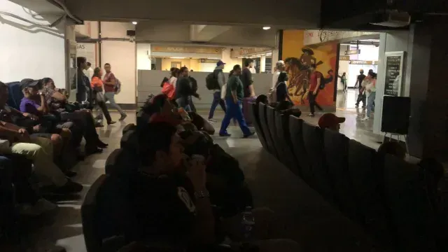 Usuarios disfrutan de una función de cine en estación Zapata de Línea 12 del Metro. Foto: Gobierno de la CDMX